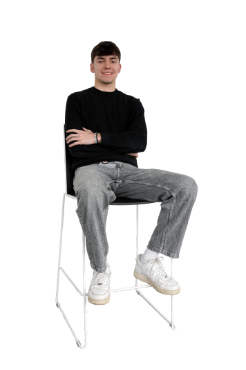 Mann sitzend auf Stuhl