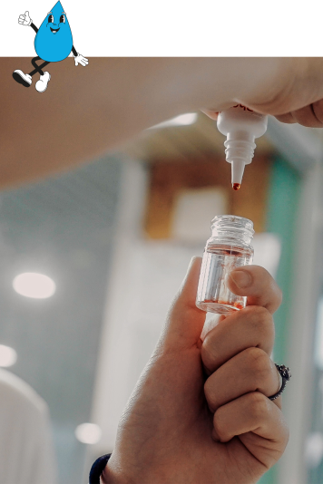 Flüssigkeit wird in ein Fläschchen getropft.